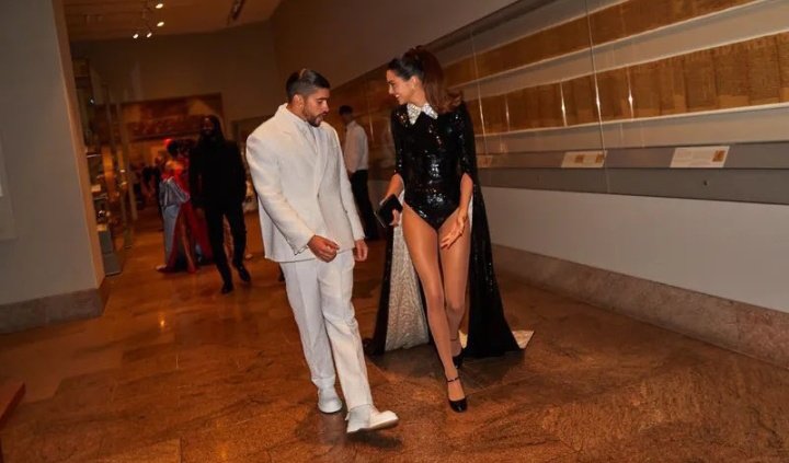 sanbenitosite's tweet photo. Bad bunny and Kendall Jenner 🤍🖤 #MetGala https://t.co/pJf8O6U2zi