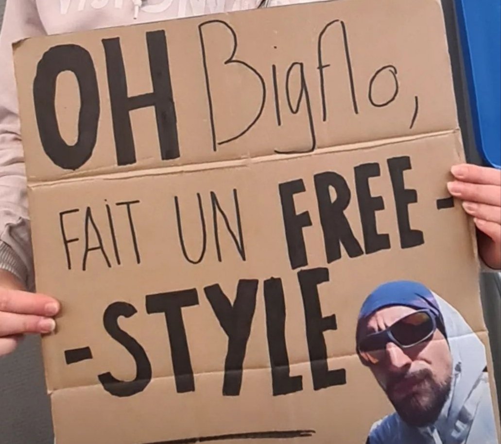Chapeau_mel0n's tweet photo. Hier au Mans lors du concert de Bigflo et Oli on sait que Bigflo a vu la pancarte mais on sait pas si il a réussi à la déchiffrer du coup on la balance là... Regardez ce chef-d'œuvre : https://t.co/rVjg6UI6tA