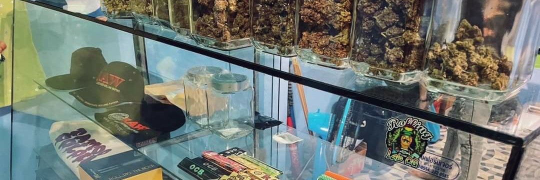 og_rolling8309's tweet photo. New Shop cannabis 💚 
ร้านใหม่หลังเดอะมอลล์ 
มีน้ำท่อมด้วย 🌮🥦🧅
เส้น หลังเดอะมอลล์ 
🌱☘️🌳🍶🧉🥤
#รอรล่ม
#ไซยาไนด์
#มารีม่า
#อุ้มทวีพร
#KonnecThai
#กัญชา
#กัญชาโคราช
#โคราชกัญชา
#กัญชากรุงเทพ
#กัญชาog
#กัญชา 
#กัญชานอก
#weedthailand
#weed
#cannabislife
#cannabisculture https://t.co/PFyLpjj4X2