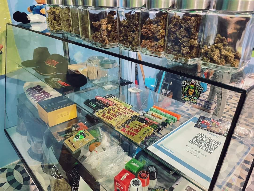 og_rolling8309's tweet photo. New Shop cannabis 💚 
ร้านใหม่หลังเดอะมอลล์ 
มีน้ำท่อมด้วย 🌮🥦🧅
เส้น หลังเดอะมอลล์ 
🌱☘️🌳🍶🧉🥤
#รอรล่ม
#ไซยาไนด์
#มารีม่า
#อุ้มทวีพร
#KonnecThai
#กัญชา
#กัญชาโคราช
#โคราชกัญชา
#กัญชากรุงเทพ
#กัญชาog
#กัญชา 
#กัญชานอก
#weedthailand
#weed
#cannabislife
#cannabisculture https://t.co/PFyLpjj4X2