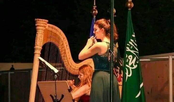 IBettanzoi's tweet photo. کافره موسیقي پۀ مقدس میدان کې غـاپي
نڅیږی ورته دم پۀ دم ډمانې مسلمانې

مزې خو پۀ نړۍ کې د عربو نجونو وکړې
خو بد یی بیا ستا نوم کړلو افغاني مسلمانې
شاعر https://t.co/iK1jqzvETJ