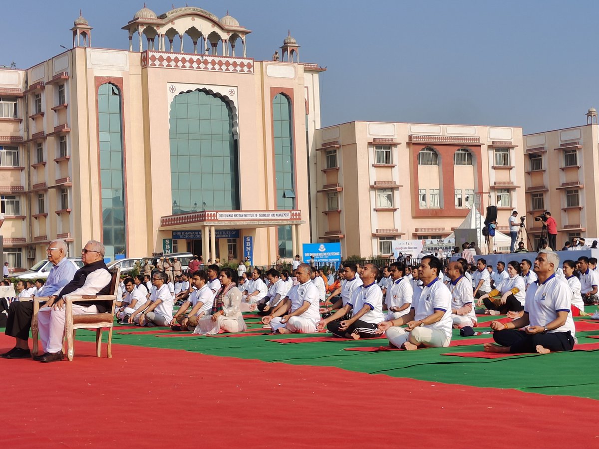 YogaPeaceIndia's tweet image. A glimpse of the Yoga Mahotsav, a celebration of the 50th day until the International Day of Yoga in 2023, held at the Shri Bhawani Niketan Shiksha Samiti on Sikar Road in Jaipur. #MDNIY #YogaMahotsav2023 #50DaysToIDY2023 #InternationalDayofYoga2023 #WorldAsthmaDayy #Jaipur