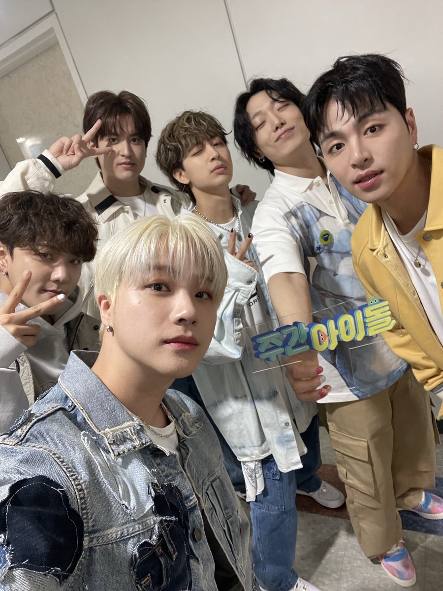 주간아이돌 (Weekly idol official) (@weeklyidol_) on Twitter photo #주간아 #주간아이돌 <a href="/weeklyidol_/">주간아이돌 (Weekly idol official)</a>
#iKON #아이콘 <a href="/iKONIC_143/">iKON GLOBAL iKONIC</a>
🚨다들 손 머리 위로!
케이팝 기강 씨게 잡으러 온🫡
영원한 케이팝의 아이콘✨두둥 등장🔥
5월 3일 (수) 오후
MBC M 7시 30분/MBCevery1 12시
주간아이돌 본방 사수📺
#김진환 #BOBBY #송윤형
#구준회 #김동혁 #정찬우 #주간아 #주간아이돌 <a href="/weeklyidol_/">주간아이돌 (Weekly idol official)</a>
#iKON #아이콘 <a href="/iKONIC_143/">iKON GLOBAL iKONIC</a>
🚨다들 손 머리 위로!
케이팝 기강 씨게 잡으러 온🫡
영원한 케이팝의 아이콘✨두둥 등장🔥
5월 3일 (수) 오후
MBC M 7시 30분/MBCevery1 12시
주간아이돌 본방 사수📺
#김진환 #BOBBY #송윤형
#구준회 #김동혁 #정찬우