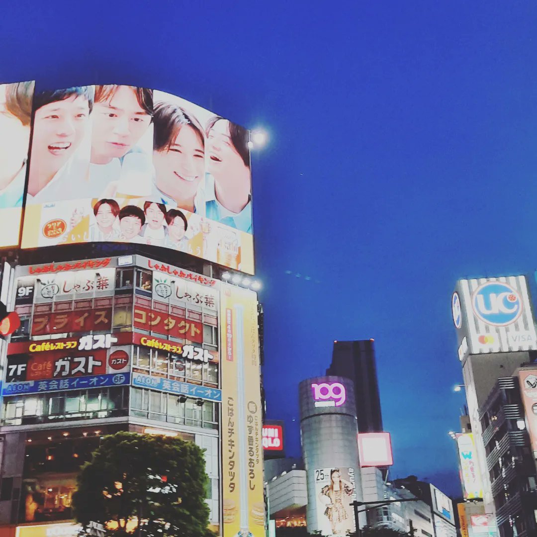 teaserette's tweet image. Until the end of last week a special collaboration between #ayumihamasaki and #shibuya109 took place. Unfortunately, all special goods were already sold out, but it was still great to see Queen Ayu being celebrated that way!
#Japanguide #Tokyo #gyaru #gyarufashion