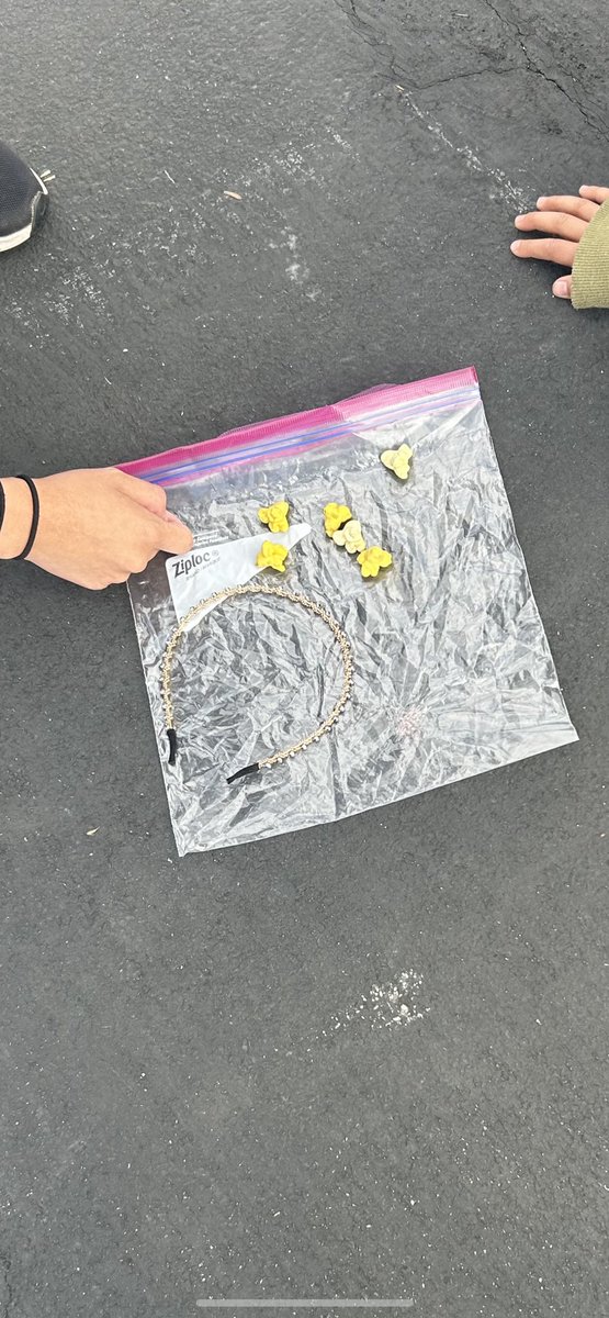 _B0NEDADDY's tweet photo. Tell me why this first grader at work was selling pieces of popcorn &amp; a headband she found in the grass. 
She literally sold everything . For $1 each 
I wish I was joking she sitting yelling “ popcorn, head band for sale “ THERE WAS A LINE.
I  honestly respect the hustle but💀😂 https://t.co/2N2UGHEJ1s