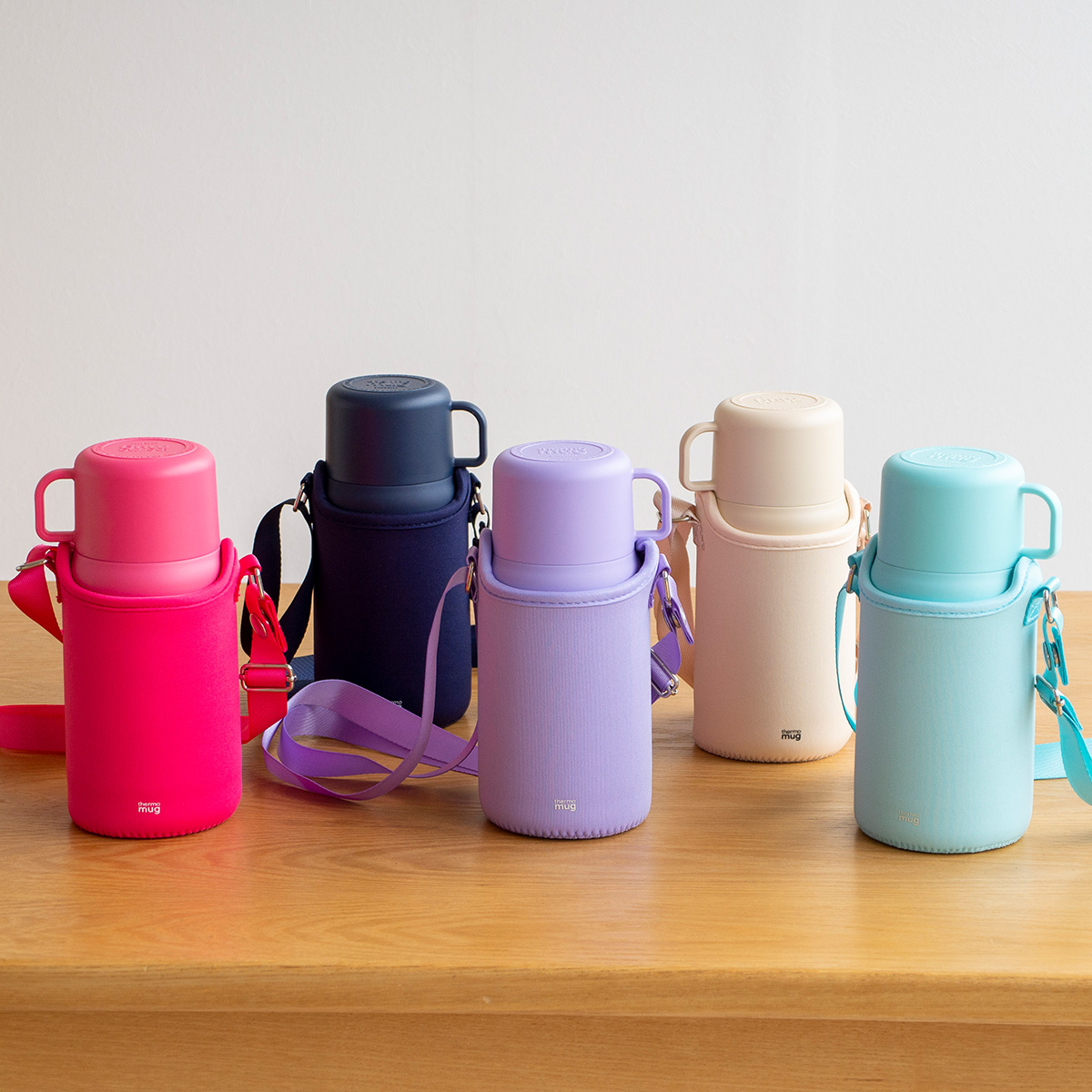 FavoriteStyleJP's tweet photo. みなさんこんにちは！FavoriteStyleです。
お子様におすすめのthermo mugトリップボトルのご紹介です。カラフルで丸っこい、キュートなデザイン。斜め掛けしやすいショルダーストラップと傷や衝撃からボトルを守ってくれるクッションカバー付き。元気いっぱいのお子様にもおすすめです。
#サーモマグ https://t.co/H73z8CLYVx