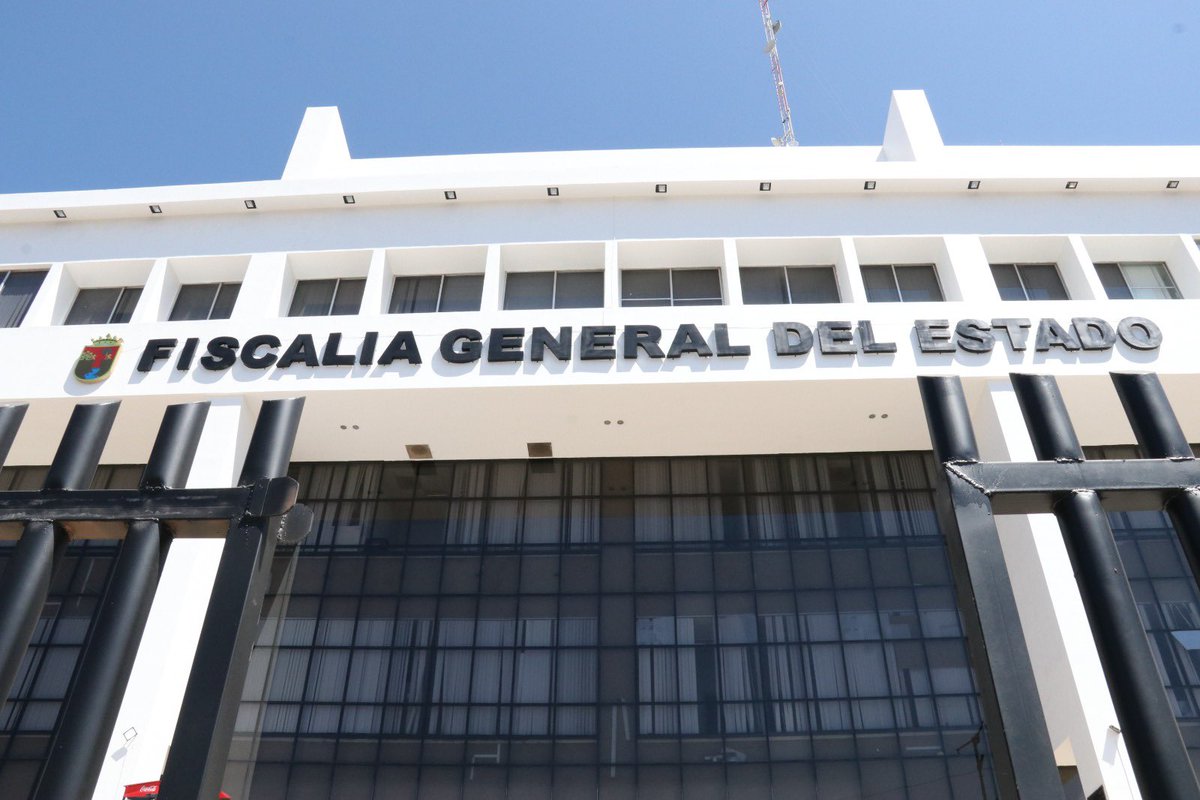 GabyCoutino's tweet photo. Un agente de #PolicíaDeInvestigación de la @FGEChiapas resultó herido esta noche en instalaciones de #FiscalíaNorte en #Pichucalco por Campesinos de la #CIOAC que buscan a balazos liberar a un detenido. En la cabecera mpal se anuncia la suspensión de clases para mañana #Chiapas https://t.co/cKWLS5yf1j