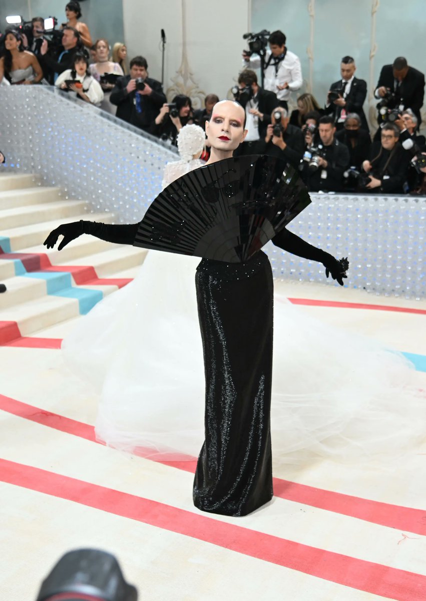rebecamaccise's tweet photo. Jordan Roth es fan de Karl y de su iconografía. Para la #MetGala, le pidió a Daniel Roseberry de Schiaparelli, que creara un retrato del Káiser de la moda. El resultado: una escultura del abanico que tiene bordadas una camelia, a Choupette, sus lentes y un moño. #MetGala2023 https://t.co/AfmIHYSy9e