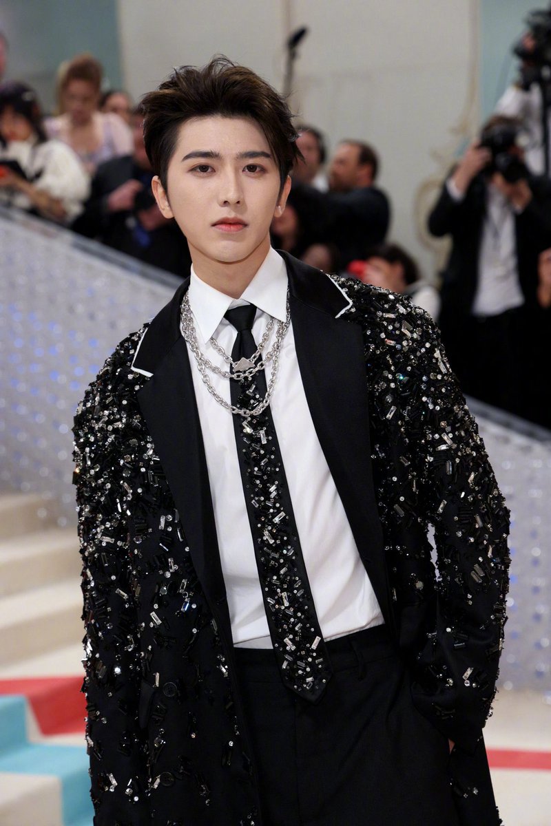 mid_day's tweet photo. #InPhotos | #MiddayEntertainment 

Cai Xukun appeared on the Met Gala Red Carpet in a #Prada special custom-made coat suit

#MetGala  #MetGala2023                 
#MetGalaxKUN #PradaxKUN 
#CaiXukun #KUNatMetGala2023 https://t.co/Z8WCPdv6hW