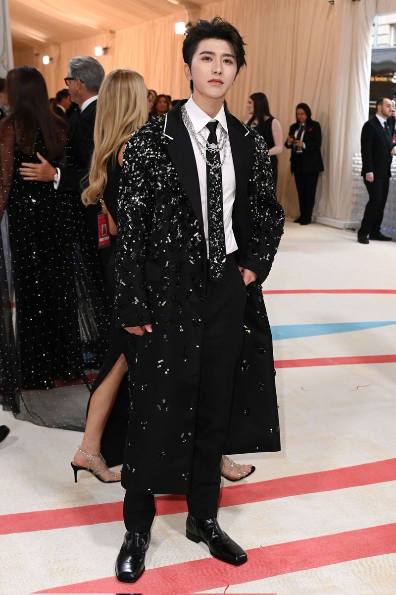 #InPhotos | #MiddayEntertainment 

Cai Xukun appeared on the Met Gala Red Carpet in a #Prada special custom-made coat suit

#MetGala  #MetGala2023                 
#MetGalaxKUN #PradaxKUN 
#CaiXukun #KUNatMetGala2023