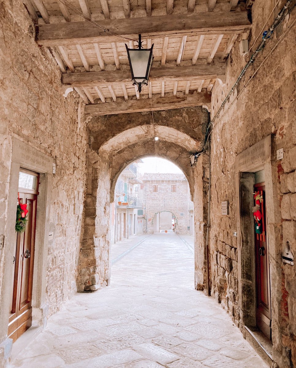Questa mattina ti portiamo sul Monte Amiata 🏔

📍 Il borgo di oggi è Abbadia San Salvatore, città delle fiaccole 🔥

📸 Guarda le foto: instagram.com/p/CrupAxuoACH/…

➡️ Ci sei mai stato*?

#borghi #toscana #Italia