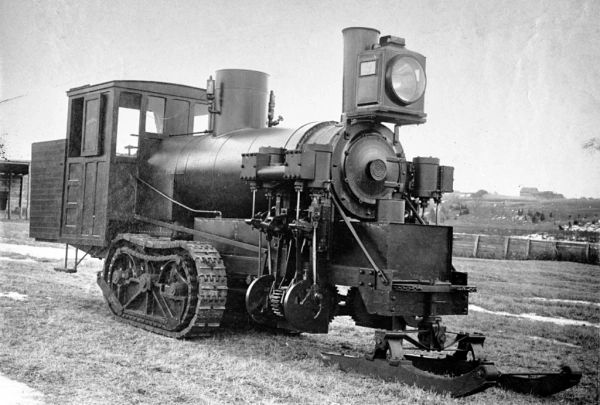EnglishMow's tweet photo. 1901 Elvin Lombard's Steam Tractor. The machine was powered by 50hp motor taken from the rail locomotive. It was used to transport logs to the sawmill. #ElvinLombard #tractor #steamtractor #трактор #ЭлвинЛомбард #авто #auto https://t.co/KYDmPV8IXt