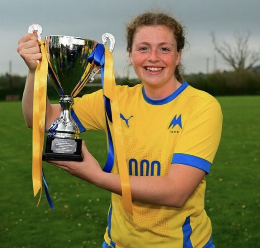 MountKellyFooty's tweet photo. #WinnersGrinners ….. 🏆🏆
#EmmaH @TorquayWomenFC 💛💙
#MillyK @ExeterCityWFC ❤️🤍
@Mount_Kelly @MountKellySport @GuyAyling @CFCFoundation @NickBrownie5 ⚽️⚽️⚽️ https://t.co/2YRNLNuYsy