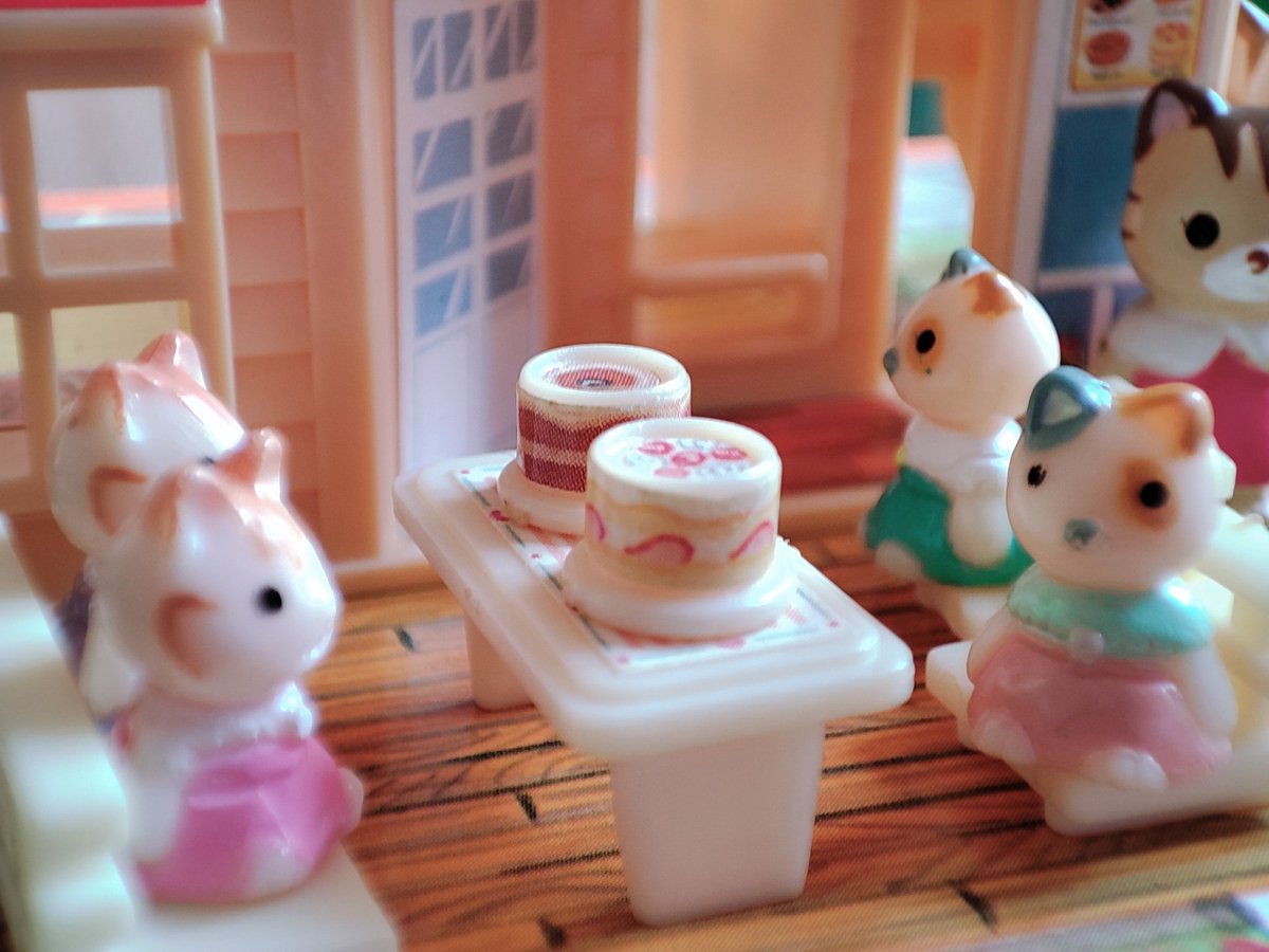 schrei_und_tod's tweet photo. Let's eat cake 🍰
#cute #かわいい #cutenessOVERLOAD #シルバニアファミリー #シマネコ #シルバニアの赤ちゃん
#calicocritters #SylvanianFamilies #BabySylvanian #TheShimmerettes #TheShimmerettinis #PocketHouse https://t.co/T5qJwuoxTb