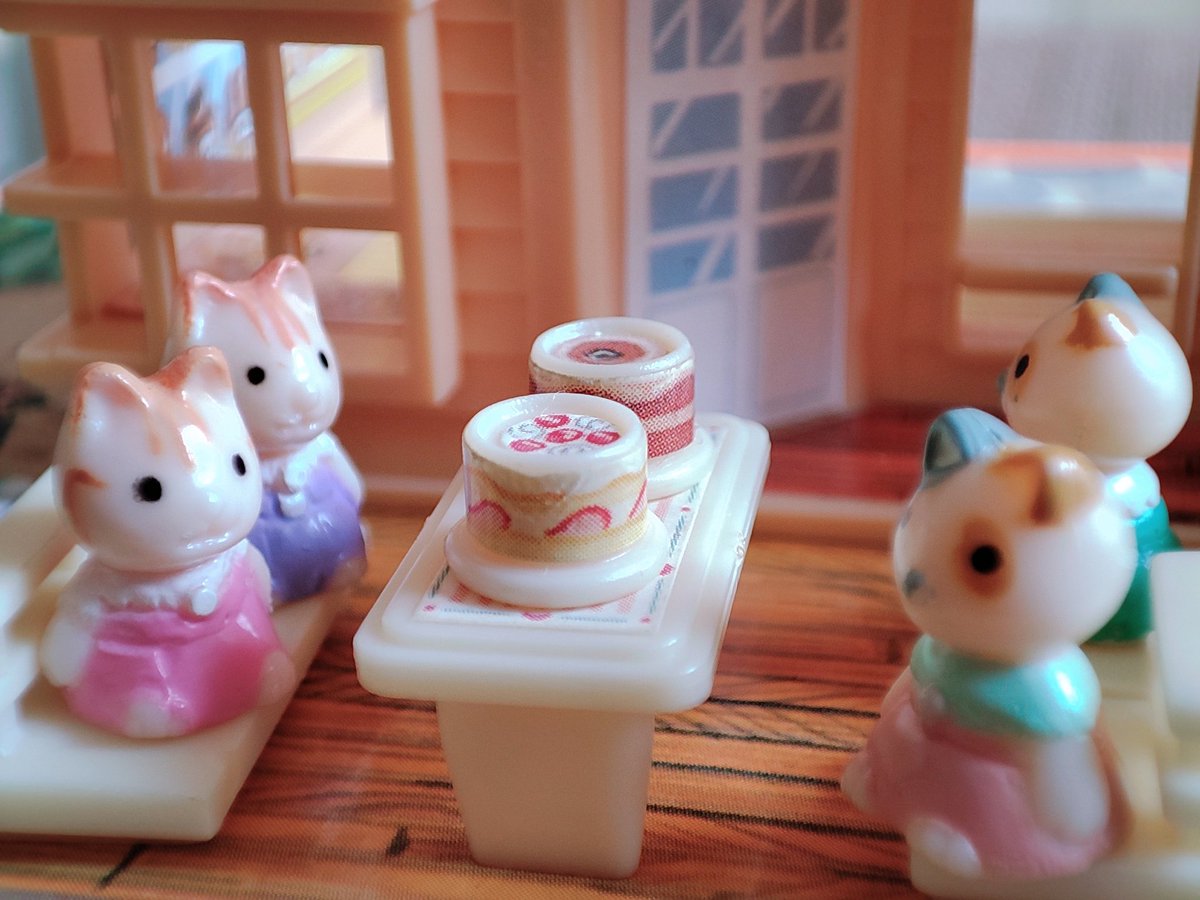 schrei_und_tod's tweet photo. Let's eat cake 🍰
#cute #かわいい #cutenessOVERLOAD #シルバニアファミリー #シマネコ #シルバニアの赤ちゃん
#calicocritters #SylvanianFamilies #BabySylvanian #TheShimmerettes #TheShimmerettinis #PocketHouse https://t.co/T5qJwuoxTb