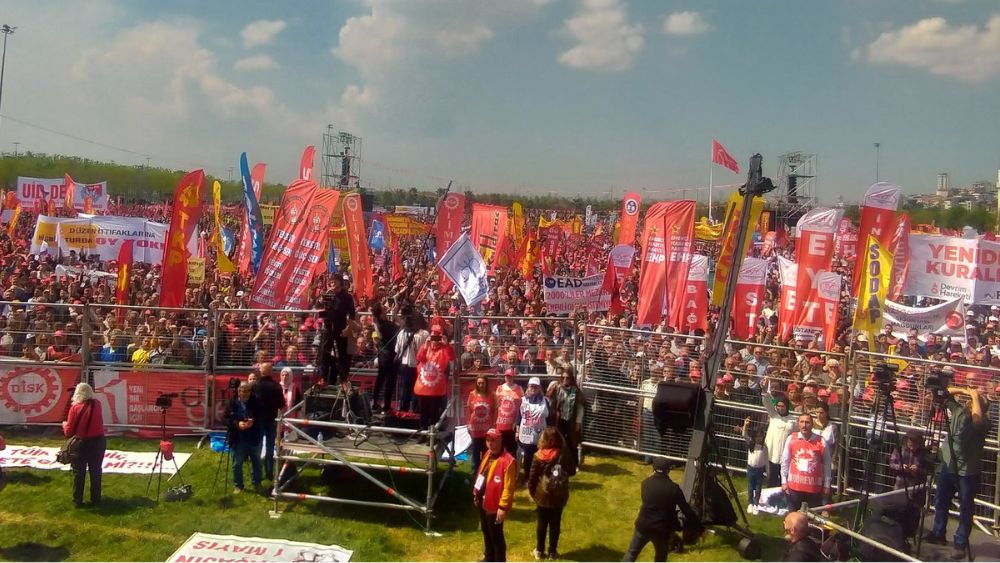 solhaberportalY's tweet photo. 1 Mayıs'ta emekçiler meydanları doldurdu

https://t.co/bgUY31xBQ9 https://t.co/kFScllbwXG