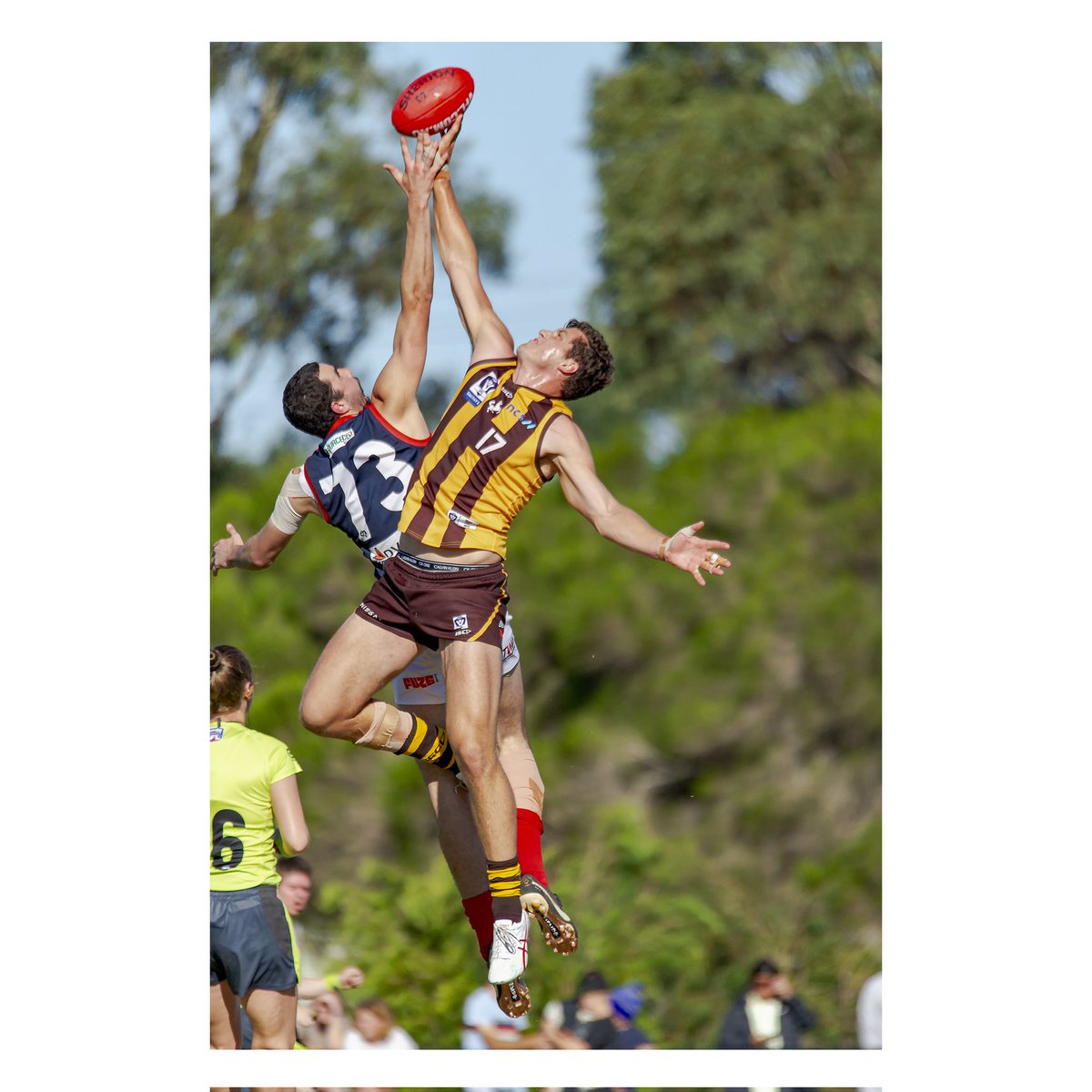 #vflw vs #vfl 🤔 it's been a crazy few weekends shooting both Woman and Blokes #caseydemons teams. Great gig. And I love it. @CaseyDemonsFC #canon