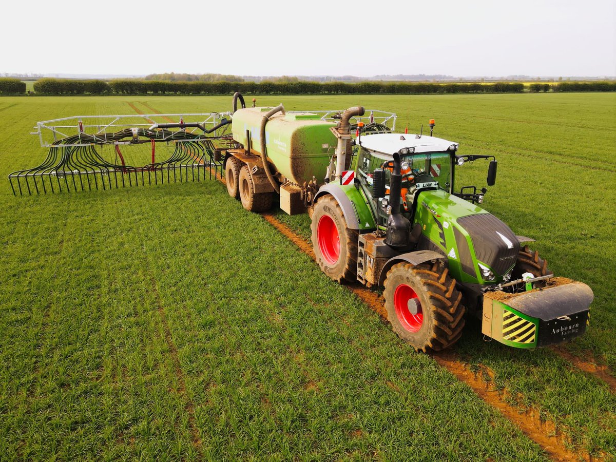 Conditions👌 for putting slurry onto Spring Barley for <a href="/GFPagriculture/">GFP Agriculture Ltd</a> . Finally got the @VogelsangUK booms on the <a href="/Bauer_FAN_UK/">Bauer_UK</a> tanker. Should have gone with them from new 🤦‍♂️