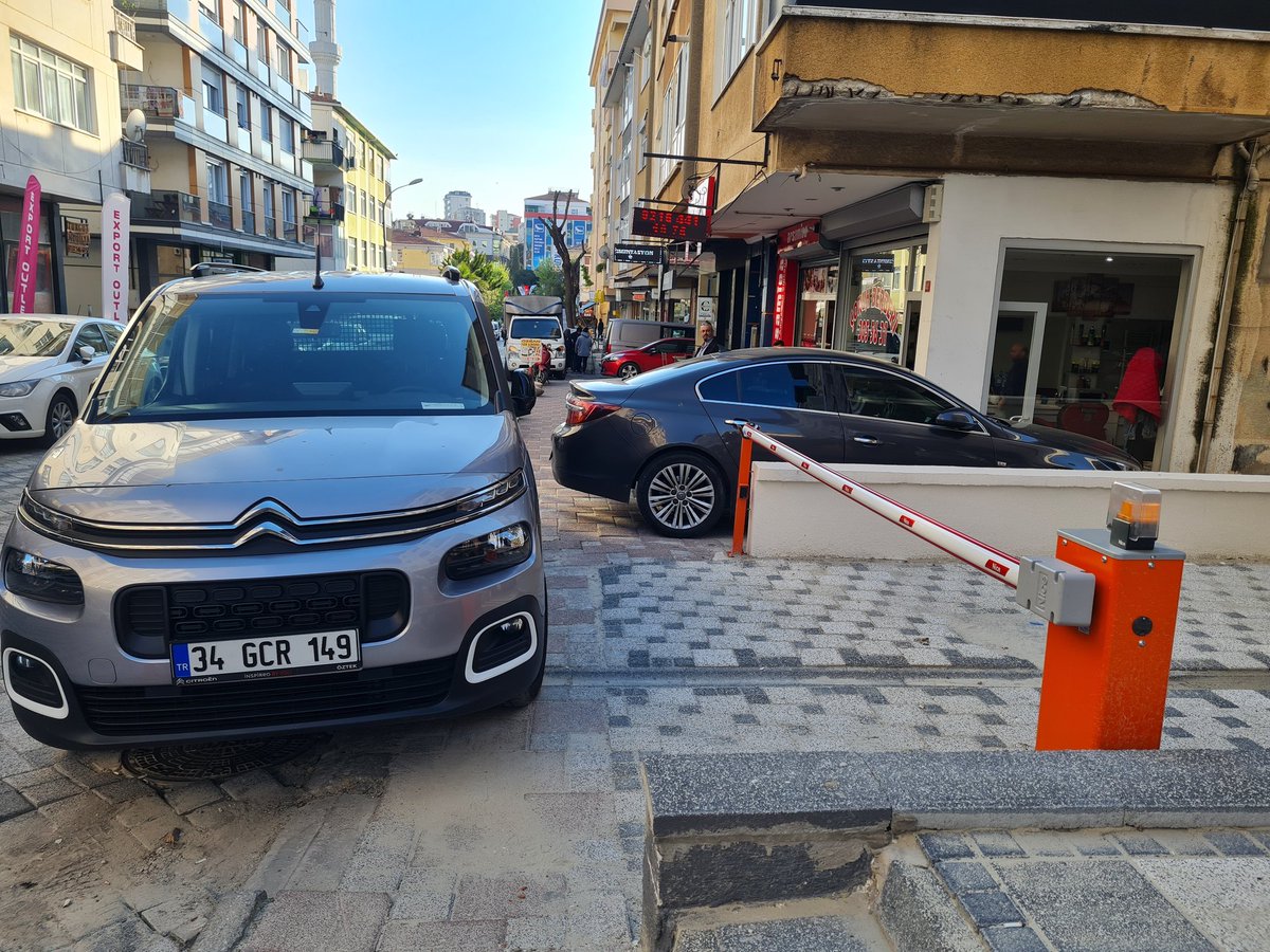 selcantoker's tweet photo. Evimizin önündeki kaldırım, garaj giriş&amp;çıkışları civar esnafın ve tanıdıklarının otoparkı haline geldi! KaldırımKullanılmıyor!Garajımıza girip&amp;çıkamıyoruzKompozit babaların yapılması elzemdir!Palmiye sok @MaltepeBelTr @maltepehaber34 @BskAliKilic @IBBcozummerkezi @ibbhabercomtr https://t.co/DolwENLsBO
