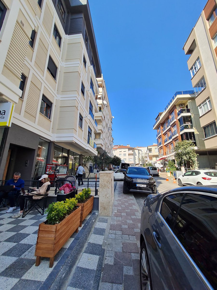 selcantoker's tweet photo. Evimizin önündeki kaldırım, garaj giriş&amp;çıkışları civar esnafın ve tanıdıklarının otoparkı haline geldi! KaldırımKullanılmıyor!Garajımıza girip&amp;çıkamıyoruzKompozit babaların yapılması elzemdir!Palmiye sok @MaltepeBelTr @maltepehaber34 @BskAliKilic @IBBcozummerkezi @ibbhabercomtr https://t.co/DolwENLsBO