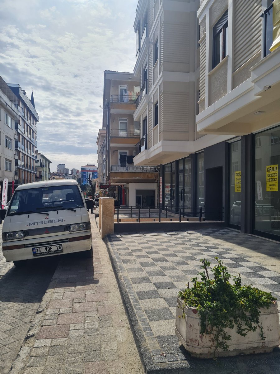 selcantoker's tweet photo. Evimizin önündeki kaldırım, garaj giriş&amp;çıkışları civar esnafın ve tanıdıklarının otoparkı haline geldi! KaldırımKullanılmıyor!Garajımıza girip&amp;çıkamıyoruzKompozit babaların yapılması elzemdir!Palmiye sok @MaltepeBelTr @maltepehaber34 @BskAliKilic @IBBcozummerkezi @ibbhabercomtr https://t.co/DolwENLsBO