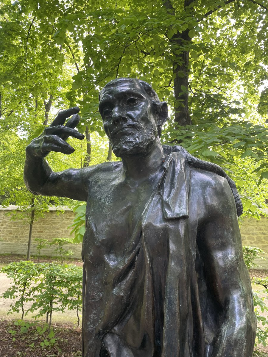 Misschien stond-ie wel te bellen,
hoewel, honderd jaar gelêe…
Kan de maker het vertellen?
Non, Rodin est décédé.
#dagdicht #poèmedujour