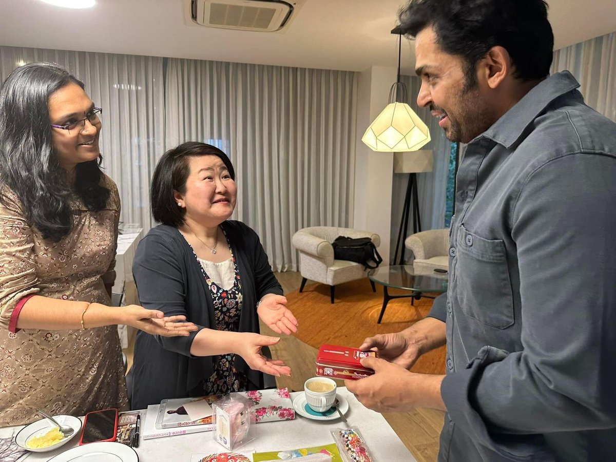 sidhuwrites's tweet photo. This is so good to see. @Karthi_Offl meets his fans from Japan, who came down to Chennai just to see #PonniyinSelvan2 in theatres 👌 interestingly, the actor's next film is titled #Japan! https://t.co/gDNqmlg24C