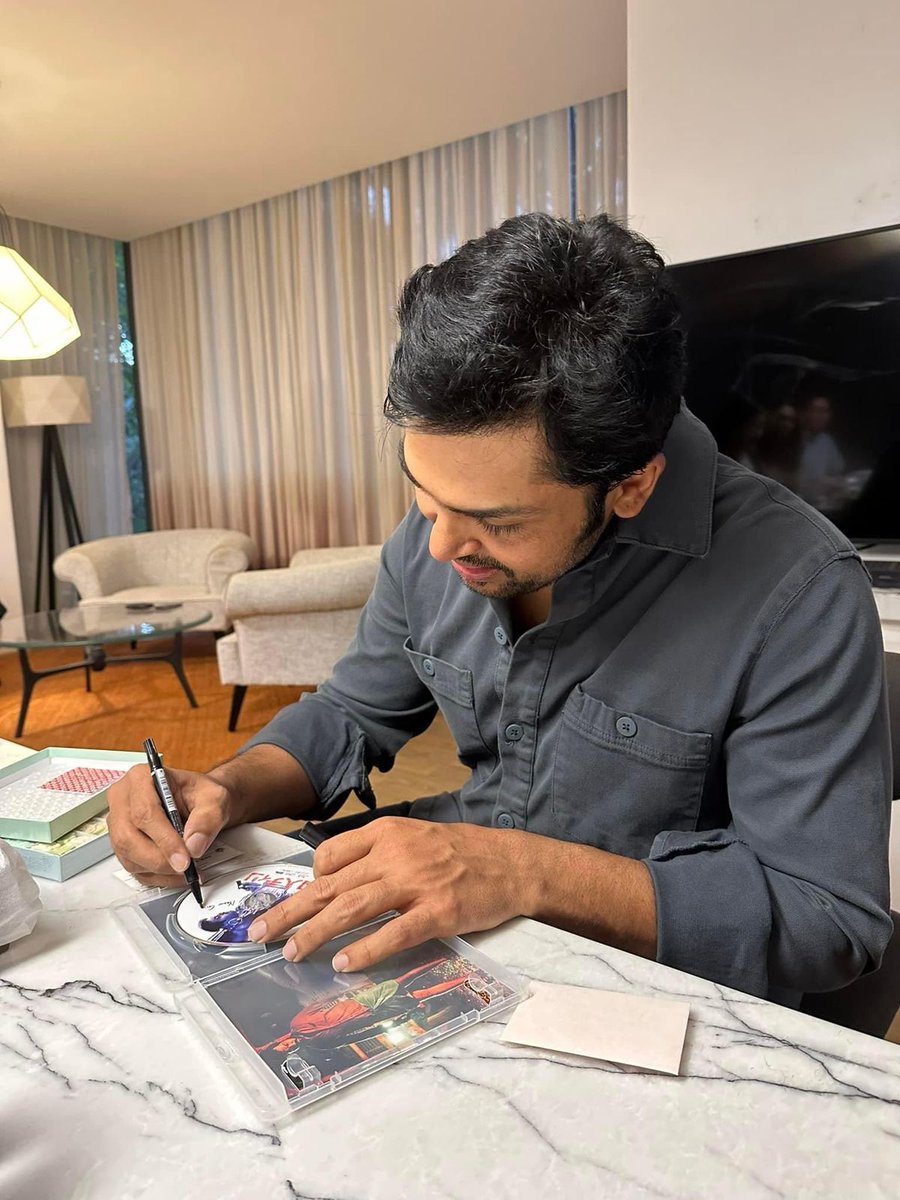 sidhuwrites's tweet photo. This is so good to see. @Karthi_Offl meets his fans from Japan, who came down to Chennai just to see #PonniyinSelvan2 in theatres 👌 interestingly, the actor's next film is titled #Japan! https://t.co/gDNqmlg24C