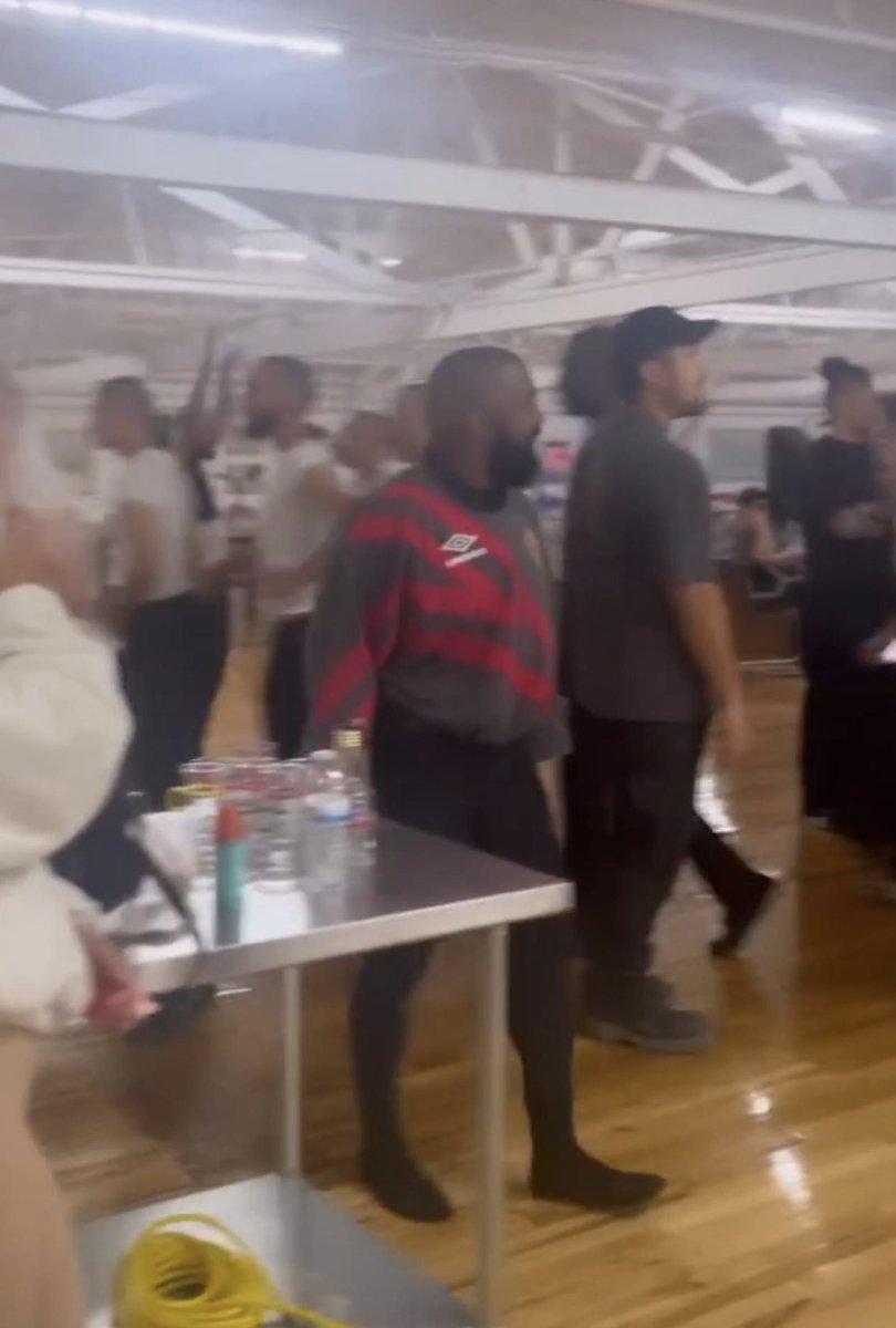 kanyestreams1's tweet photo. Ye rocking a classic Manchester United jersey from 1992/93 year https://t.co/fTiW3vXnA7