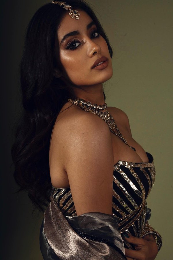 FvGcCrhakAI7lt7?format=jpg&name=900x900