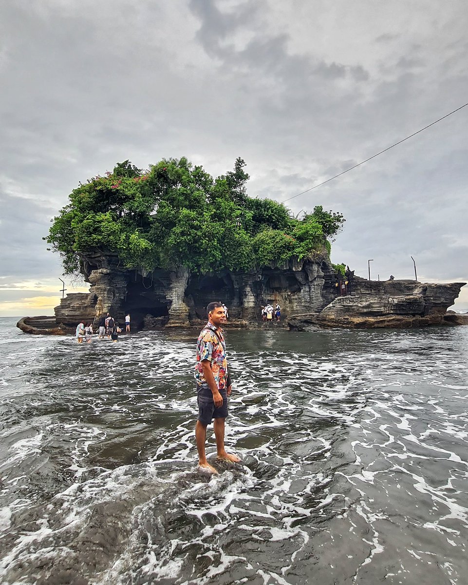 _MicTesting123's tweet photo. #Bali #Indonesia has reasons why it is called #paradise #paradiseonearth. We recently #travel2023 to this #island &amp; were just besotted by what it had to offer. My #daughter let her #creativity free &amp; penned down this 👇 for the #Ocean #poem #poetrytwitter #wordgram #kommune (1/4) https://t.co/Dokiy0VYKK
