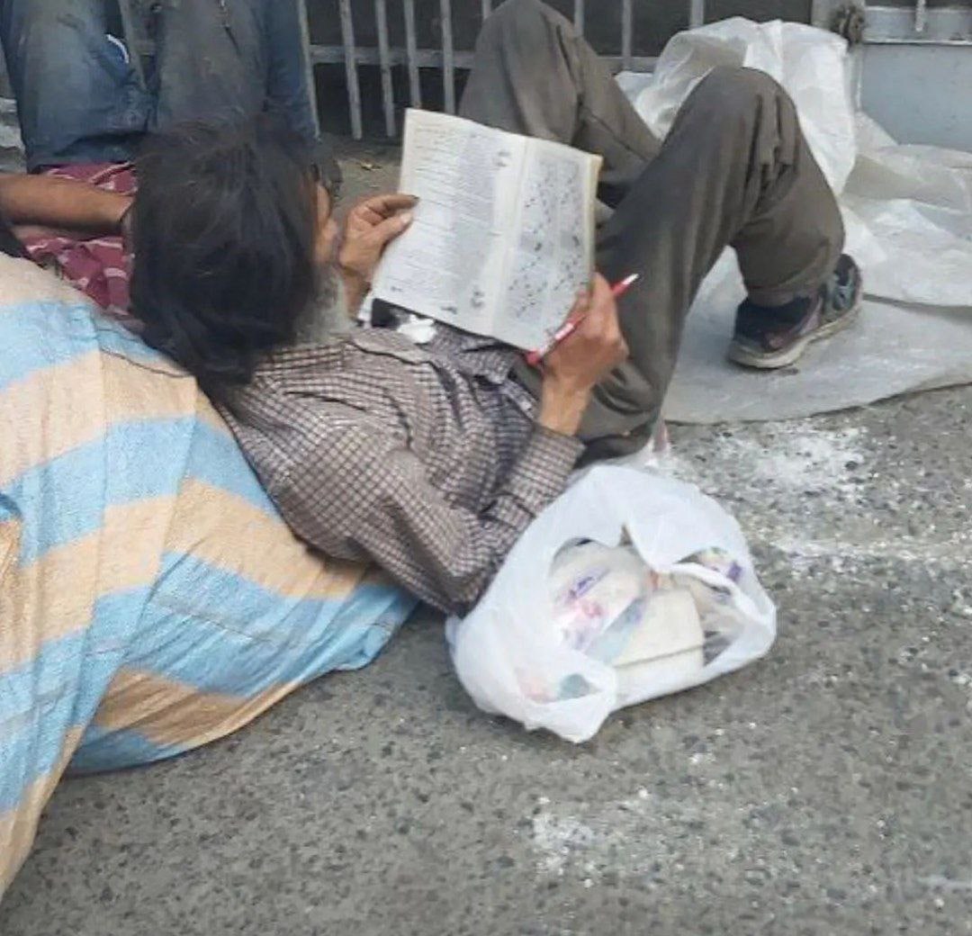IranNewsAgency0's tweet photo. #قیام_نهایی
در مملکتی زندگی میکنیم که کارتن‌خوابش جدول حل میکنه ولی رئیس‌جمهورش شیش کلاس سواد داره!!!
#انقلاب_ملی_ایران
#مهسا_امینی https://t.co/ycVPzh1rqP