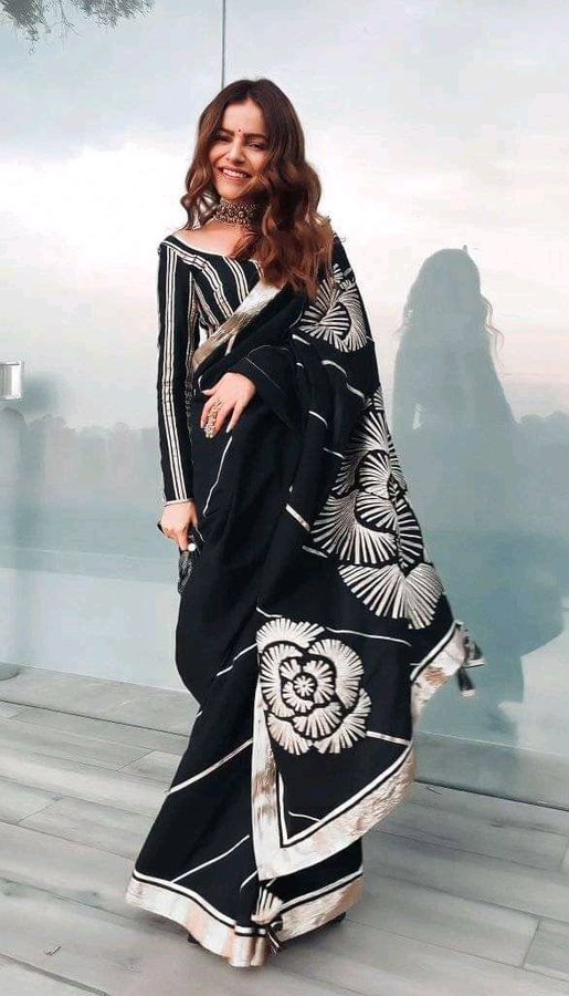 This Black &amp; white colored sari looks absolute terrific on her &amp; so gracious <a href="/RubiDilaik/">Rubina Dilaik</a> ,,on top of it yours sunshine smile increasing yours superb personality
#RubinaDilaik