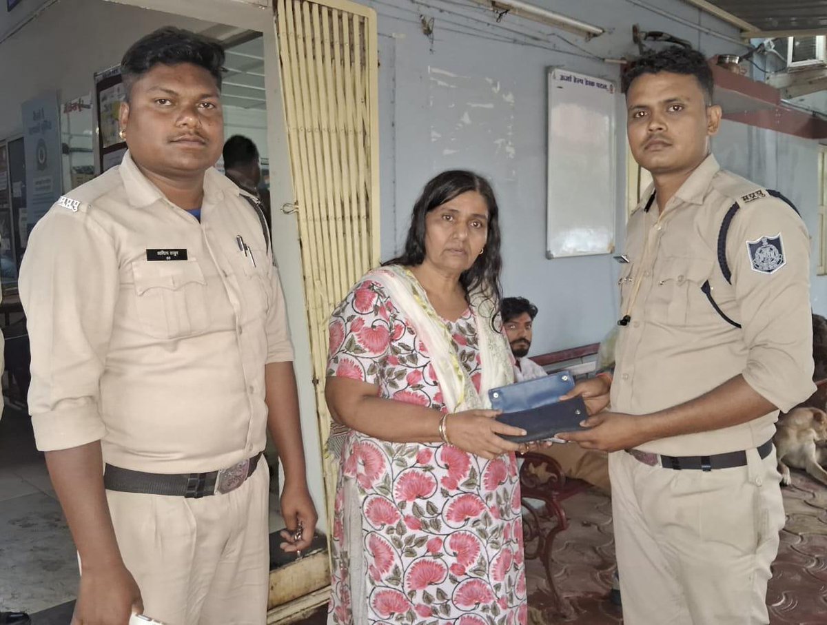 JournoDeepak1's tweet photo. भोपाल पुलिस ने की ईमानदारी की मिशाल पेश महिला के गिरे पैसे लौटाए

#cppolicebhopal 
#MPDGP https://t.co/tK3csbK6qw
