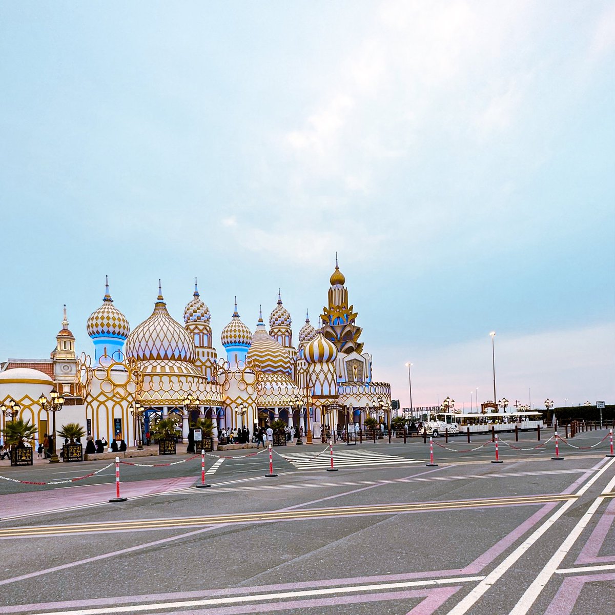 القرية العالمية: 
الموسم 27 : 9 ملايين زائر 
الموسم 26 : 7.8 ملايين زائر 
الموسم 25 : 4.5 ملايين زائر ( سنة كورونا 2020 - 2021 ) 
الموسم 24 : ( سنة كورونا ) 
الموسم 23 : 7 ملايين زائر 
الموسم 22 : 6 ملايين زائر 

ملاحظة الموسم عبارة عن ( 6 أشهر تقريباً ) 

الأرقام تتحدث عن #دبي