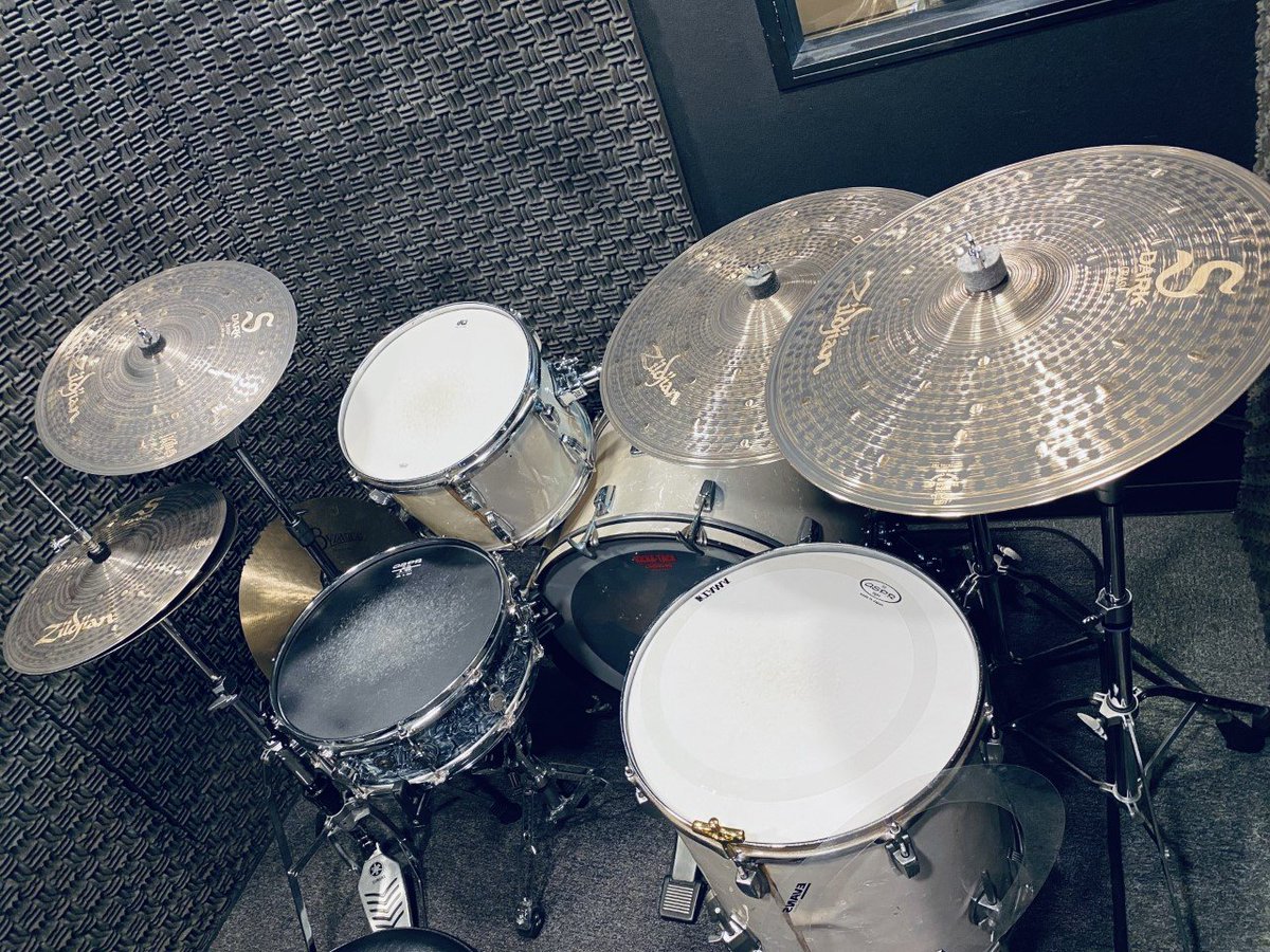 drumstation_akb's tweet photo. Zildjian【5月3日発売】
S Dark Cymbal Pack [NAZLSD4680 / 14 HiHats， 16 Crash， 18 Crash，20 Ride] 

5/3発売の注目の新シリーズ！
ジルジャン「S Dark」シンバルが店頭入荷！
ドラステ秋葉原試奏室に入りました！！
存分にお試しいただけますよ♫

https://t.co/mdWUE8sfKO

#Zildjian
#SDARK https://t.co/pMueDfeF8v
