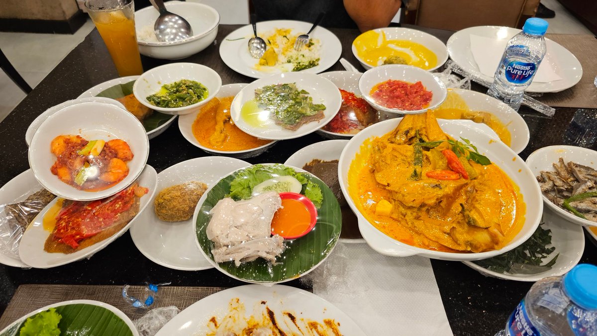 ridwanhr's tweet image. Resto Padang kan lauk ditaro semua ya, kalau pas bayar ambil 3 ngaku 2 bakal ketahuan nggak sih?

Cuma nanya aja, bukan mau praktek 😅