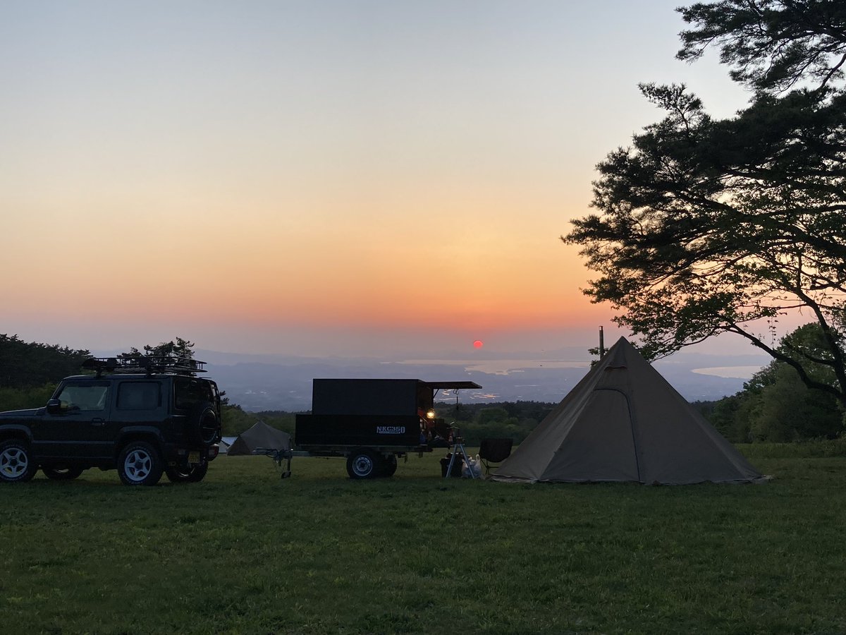 hh_masato's tweet photo. 島根半島に沈む夕陽

#ますみず天空キャンプ場 #masumizu_tenku_camp #daisenbou #大山望 #西のふもとっぱら #伯耆大山 #桝水高原 #jimny #jb64 #軽トレーラー #カーゴトレーラー #ソロキャンプ #美保湾 #弓ヶ浜半島 #中海 #宍道湖
　@masumizu_tenku_camp
　@daisenbou https://t.co/0FwSMEvKDN