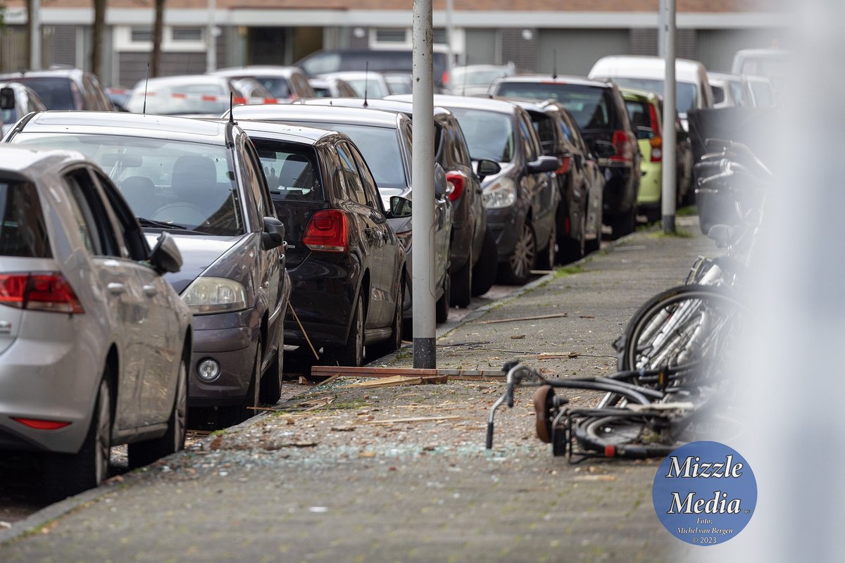 mvbergen's tweet photo. Veel schade na #explosie aan het #Bullepad in #Amsterdam, de #politie en #EODD hebben onderzoek gedaan https://t.co/WlMiHVo9WM