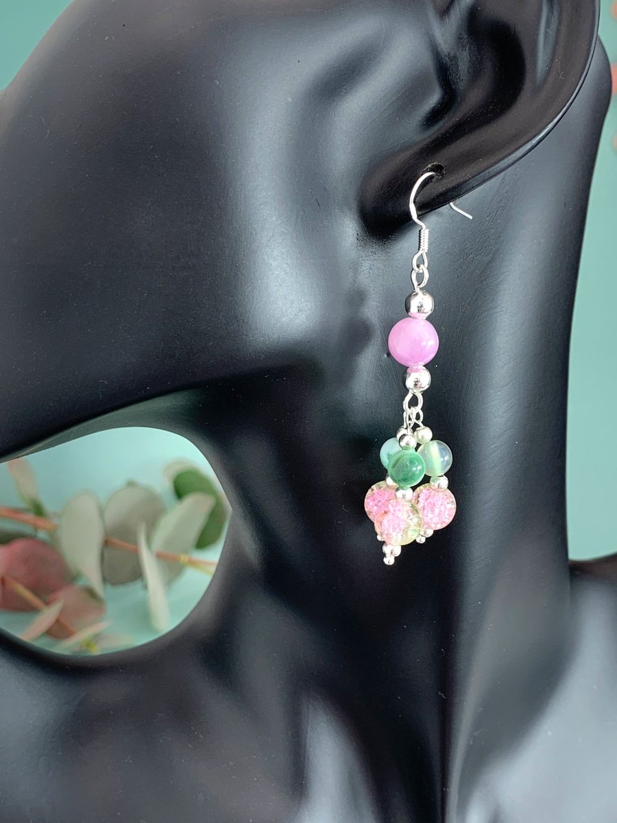 There is a bright soft light pink colour to the largest stones in these earrings, which are Pink Kunzite Spodumene gemstone beads. Available via Etsy. #madeinwales #boho #bohostyle #bohoearrings etsy.com/uk/listing/147…