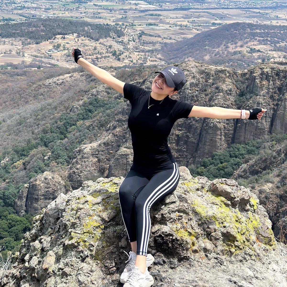 aynutri's tweet photo. No llegues a la cima de la montaña para que todos puedan verte, llega para que puedas ver al mundo 💖
#montaña #escalar #climbing #unamexicanita https://t.co/OTeRzaxpgY