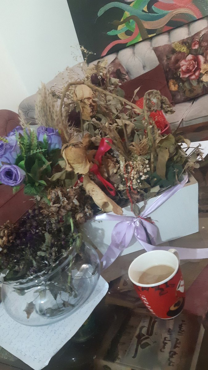 KhadijaKanso3's tweet photo. معالي الوزير.
معالي الرابطة ذات النمط الديكتاتوري

كان من المفترض أن أكون في مدرستي اليوم لأعلم تلاميذي مع استمراري بالامتناع عن إجراء أي امتحان، ولكن:
الرويتب لم يُدرج بعد
سيارتي بدون بنزين
لحفظ ماء الوجه في اليوم الثاني من الشهر لن أطلب من زوجي .
#مشهد_قادرة_أوصل_على_مدرستي https://t.co/V3NjFKEWxT