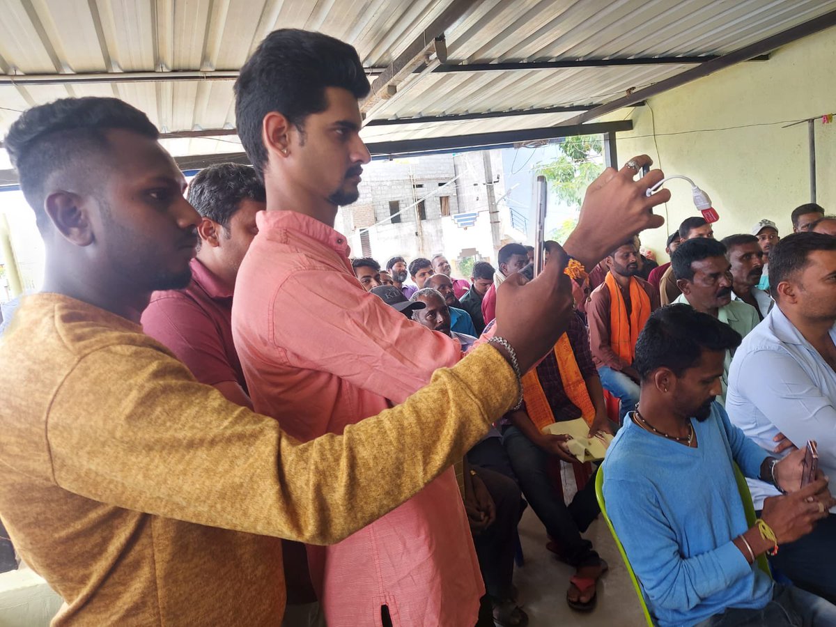 astitvam's tweet photo. #4
#RightVote
Sharing the snaps of interaction with Seva Basti youths at Ashraya Badavane - Bommanakatte, Shivamogga about the importance of Voting RIGHT people.
The young and energetic people are ready to vote for the development. https://t.co/YfsMdrSYPP