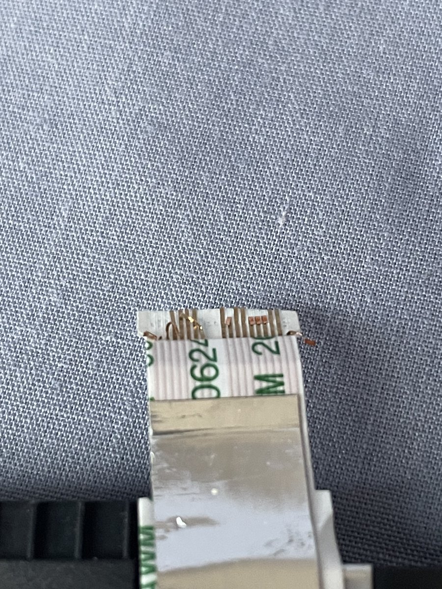 EmbengDev's tweet image. やらかしたー
ノートPCのファンの音がうるさいから、エアダスターでファン周辺の掃除と、グリスの塗り直しをしたら静かになった。
分解するとき、タッチパッドのケーブルのロックを外す前に手が滑って、ケーブルを引っ張ってしまった。