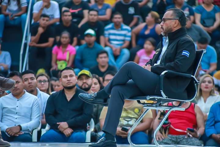 kaleffbonilla's tweet photo. Acompañe al Diputado Presidente de la @AsambleaSV, @ECastroES, desde la Campanera de Soyapango, que por años fue zona roja donde estaba dominada por pandillas.

Esto en el marco de los dos años de gestión de esta nueva administración. https://t.co/2bzIjKJbUE