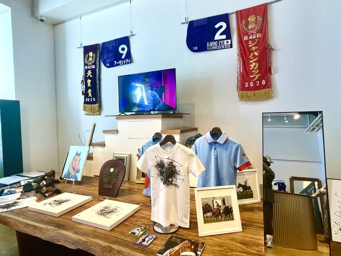 いよいよルメール騎手ブランドCL by C.ルメールの大阪でのポップアップストア、ゲート開幕です! 実は今回特別な印刷手法で作った、まさにアートを飾っております! 触れるアート。 体感できるアートです。 ドバイのイクイノックスです。 是非ご来場いただいて、体感してください! 本日は、19時まで。 明日から7日までは、 11時から19時までです! 〒542-0081 大阪市中央区南船場2-6-12 IMAGINE & DESIGN