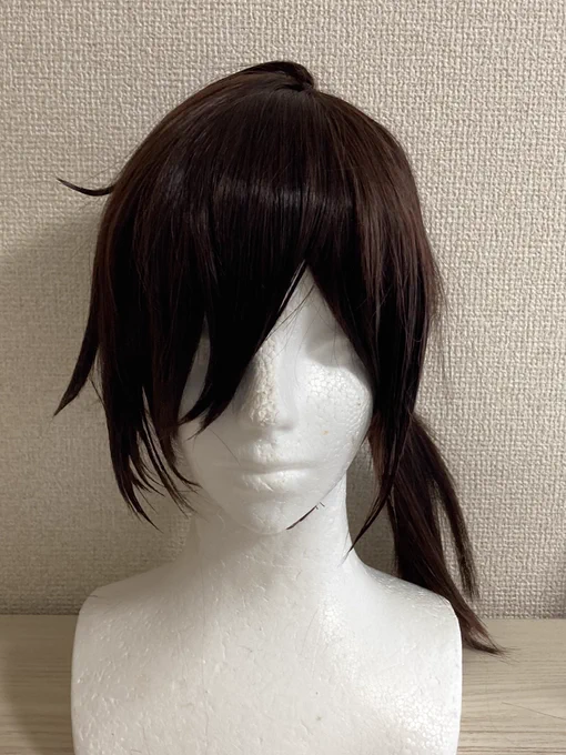 ウィッグこんな感じ 暗くて黒髪っぽく見えるけど光に当たると赤く光るよ〜