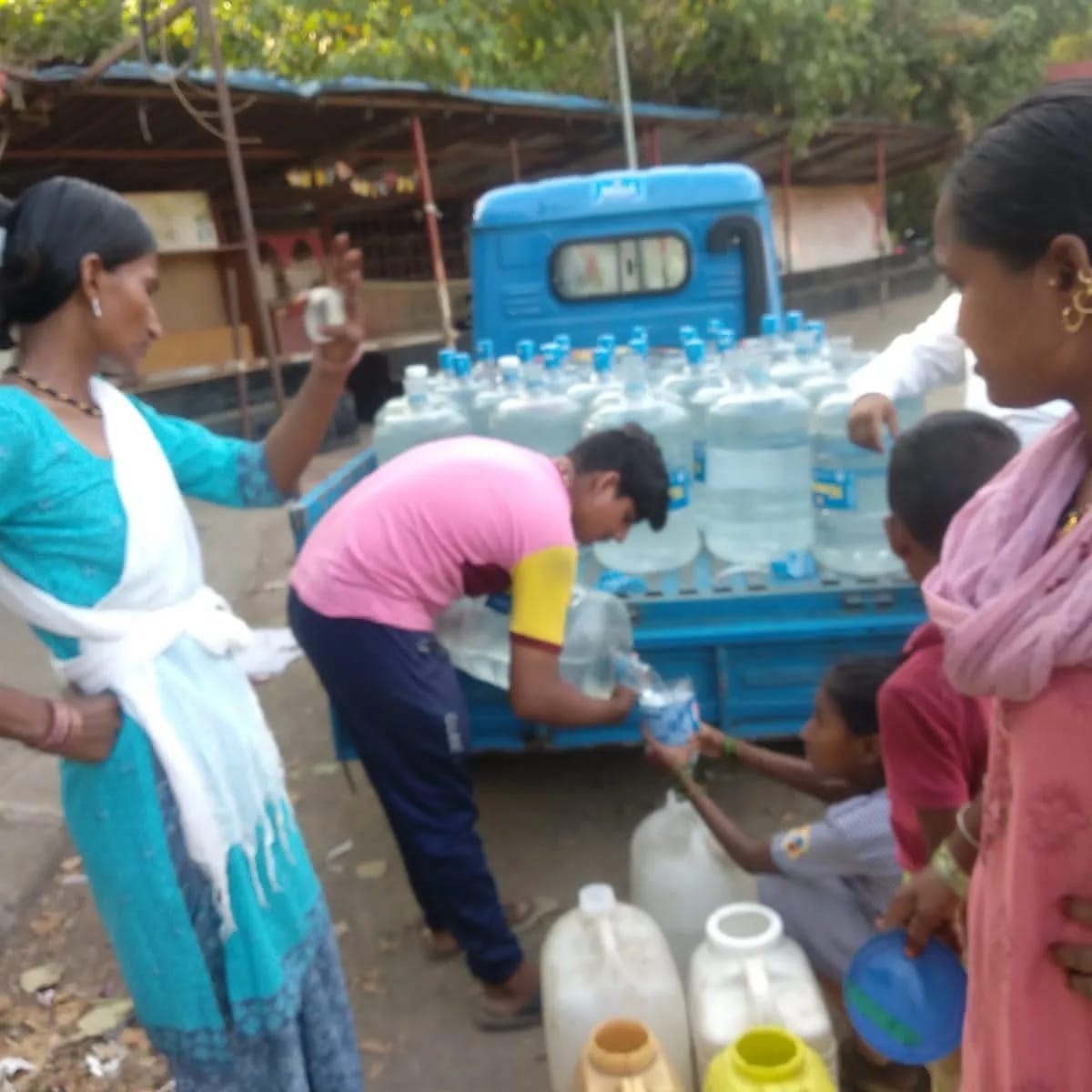 Khushiyaan_Org's tweet photo. 𝙒𝙖𝙩𝙚𝙧 𝘿𝙞𝙨𝙩𝙧𝙞𝙗𝙪𝙩𝙞𝙤𝙣💧

Location - Thane East, Airoli Sector-19 &amp; Brahmand 

600 families at our Mumbai Rotighar slums are benefitted with clean drinking water weekly.

#ANANTAKhushiyaan #boond #water #spreadlove #love #blue #mumbai #waterdistribution https://t.co/N8wKnGk0vY