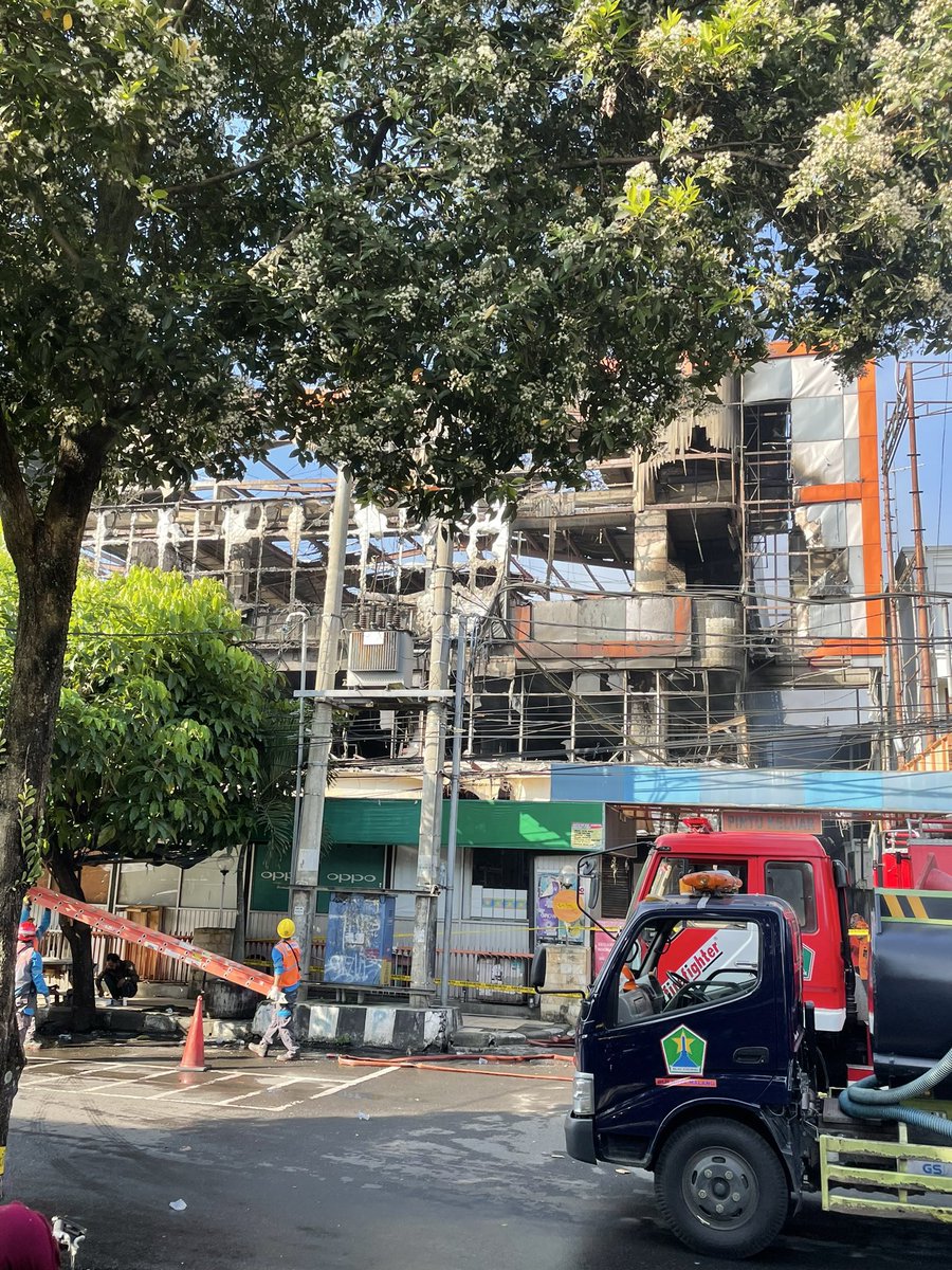 Malang Plasa itu tempat pertama kali makan KFC
Pertama beli HP
Langganan beli kaset di toko Kawan
Langganan beli baju murah di Variety sebelum ada Trend
Nonton di Mandala sampe sebelum kebakaran

Ketok lawas e 🥲
Semoga segera bangkit dan lebih baik dr sebelumnya