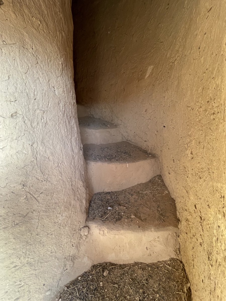 3v_qk's tweet photo. من فنون العمارة النجدية ..(مسجد مشرفة في روضة سدير ) ببساطته وجماليات التكوين فيه …وتلك المنارة الاسطوانية التي يتم الصعود لها عبر الدرج الحلزوني الذي يضيق كل ما ارتفعنا للاعلى حتى لا تتعدى مساحته النصف متر في الاعلى ..

#الزخارف_النجدية 
#العمارة#النجدية https://t.co/ZxuaFyZhXa